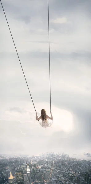 columpio tr el cielo de new york. ny üzerinde gökyüzü salıncak