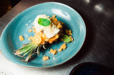 Taze hazırlanmış salata ananasın içinde uzunca kesilmiş..