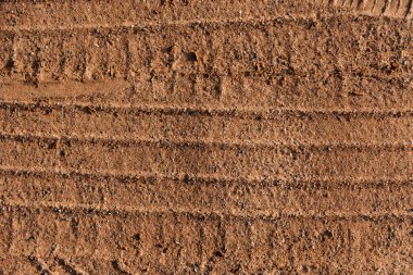 Kuru kumda tekerlek izleri var.