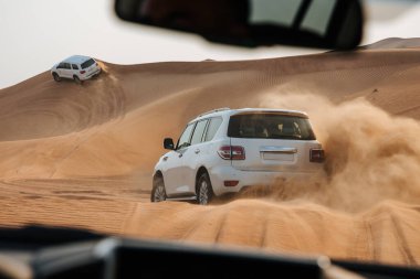 Dubai, Birleşik Arap Emirlikleri - 01 Temmuz 2021: Kum çölünde yarış. 