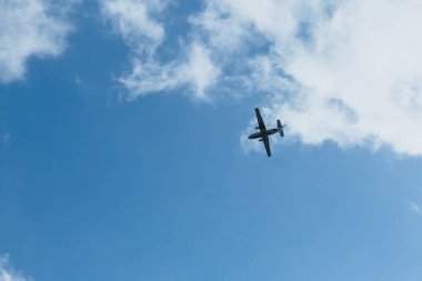 Gökyüzünde bir uçak. Ülkelerden insanların tahliyesi. Salgın riski..