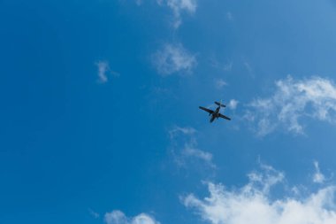 Güneşli bir günde gökyüzünde bir uçak.