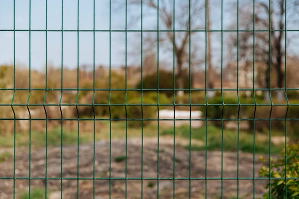 Çelik Izgara Çiti Bulanık Kablo Arka Planı — Stok fotoğraf