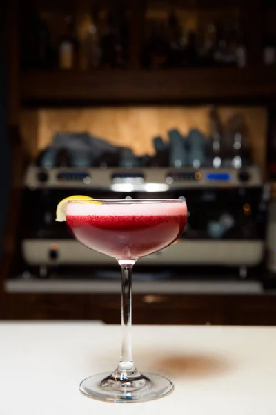 Stilvolles Glas Mit Rotem Cocktail Auf Dem Glas Liegt Eine — Stockfoto