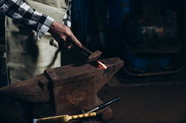 Demirci demirci demircideki kızgın metali elle dövüyor. Sıkı çalışma. Enerji ve güç. Çalışma anlayışı, geçmişe dönük meslekler