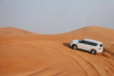 Dubai, Birleşik Arap Emirlikleri -01 Temmuz 2021: Dubai çölünde off road çöl safarisi