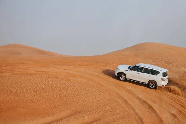 Dubai, Vereinigte Arabische Emirate -01. Juli 2021: Offroad Wüstensafari in der Wüste von Dubai — Stockfoto