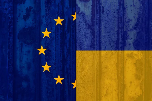 Połączenie flag Unii Europejskiej i Ukrainy symbolizujące negocjacje akcesyjne. Koncepcja przystąpienia Ukrainy do UE. Obraz Stockowy