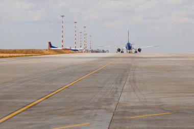 Havalimanında kalkış uçağı. Pist
