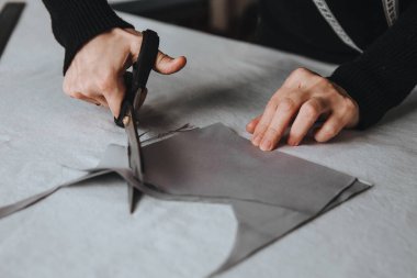 Terzi tasarımcısı makas ve girişimci konseptiyle kumaş kesmeye çalışıyor..