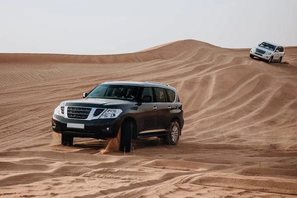 Dubai, Birleşik Arap Emirlikleri -01 Temmuz 2021: Dubai çölünde off road çöl safarisi