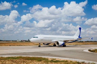 Beyaz uçak pistte. Nüfusun tahliyesi