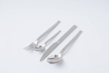 Paslanmaz çelik çatal bıçak seti, bıçak, kaşık, çatal, çay kaşığı beyaz arka plan, kopyalama alanı