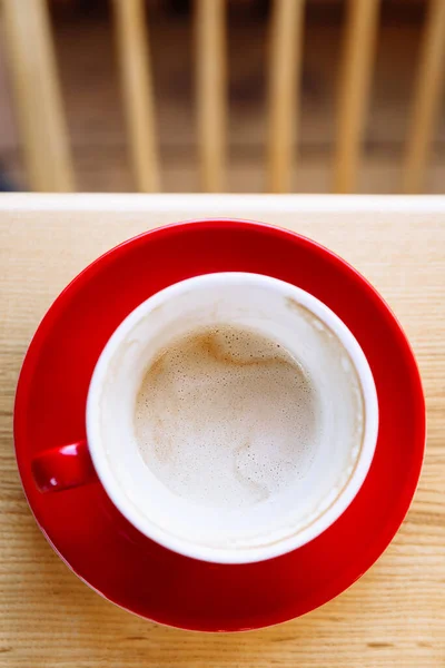 Egy Üres Vörös Elegáns Porcelán Csésze Egy Befejezetlen Cappuccino Többi — Stock Fotó