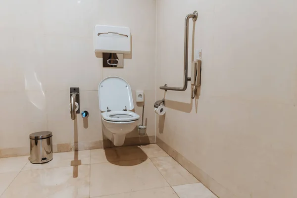 Nowoczesna Toaleta Dla Osób Niepełnosprawnych Specjalnym Wyposażeniem Zdjęcie Stockowe