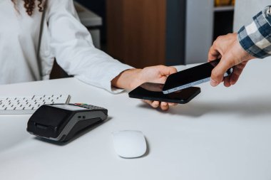 Horishni Plavni, Ukrayna - 07, Juny 2022: iPhone ödeme terminali olarak kullanılıyor, bağlantı kurulamayan ödeme kavramı, ios 16