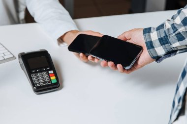 Horishni Plavni, Ukrayna - 07, Juny 2022: iPhone ödeme terminali olarak kullanılıyor, bağlantı kurulamayan ödeme kavramı, ios 16