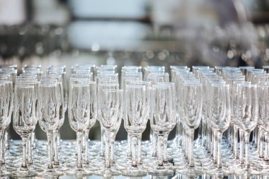 Masadaki boş bardaklar şeffaf şarap bardakları, yemek servisi konsepti..