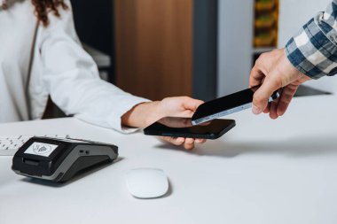 Horishni Plavni, Ukrayna - 07, Juny 2022: iPhone ödeme terminali olarak kullanılır, kontaksız ödeme kavramı