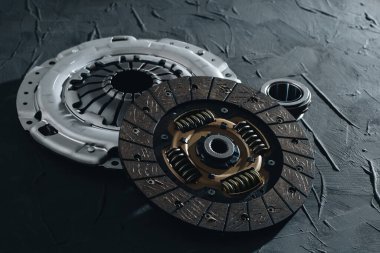 Otomotiv debriyaj mekanizması, disk, sepet ve siyah arka planda otomatik konum. Araba parçaları. Kapat.