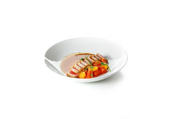 烤多汁的金枪鱼牛排 白盘上有蔬菜 背景是白色的 餐厅的食物 被隔离了 — 图库照片