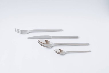 Paslanmaz çelik çatal bıçak seti, bıçak, kaşık, çatal, çay kaşığı beyaz arka plan, kopyalama alanı.