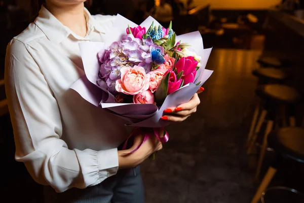 Das Mädchen Hält Einen Prachtvollen Strauß Mit Bunten Frischen Blumen — Stockfoto