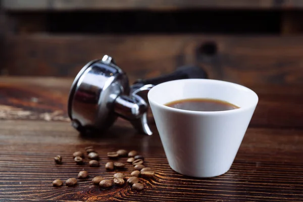 Egy Csésze Fekete Kávé Pörkölt Kávébab Egy Kávéfőző Gép Tartó — Stock Fotó