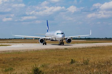 Havaalanında bekleyen uçak kalkış için bekliyor, tahliye..