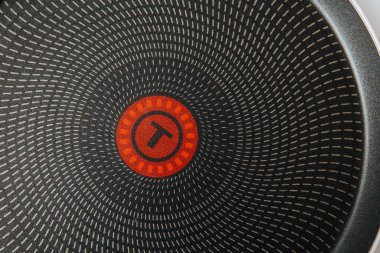 Dniprorudne, Ukrayna - 18 Ocak 2021: Tefal teflon kaplı tava. 