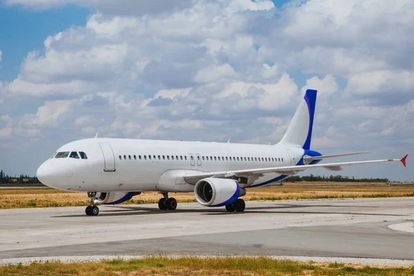 Beyaz uçak pistte. Nüfusun tahliyesi.