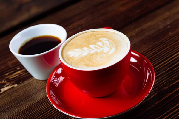 거품과 아트를 음료와 가벼운 커피를 넣는다 — 스톡 사진