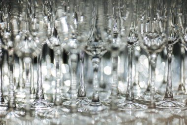 Restoranda bir grup boş ve şeffaf şampanya kadehi. Barmen tarafından şampanya için hazırlanmış temiz bardaklar. Etkinlik hazırlığı için servis, içki için boş bardaklar..