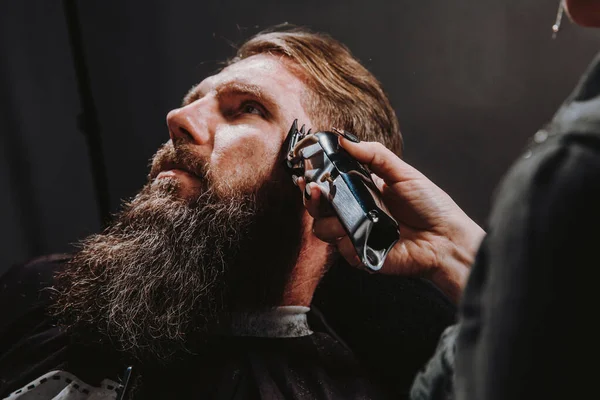 Junge Friseurin Schneidet Bärtigen Mann Friseursalon Selbstpflege Maskuline Schönheit Haarpflegekonzept — Stockfoto