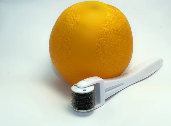 Апельсин с дермороллером — стоковое фото