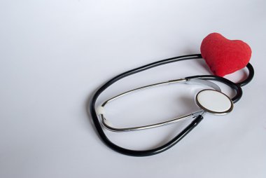 steteskop ile kırmızı kalp
