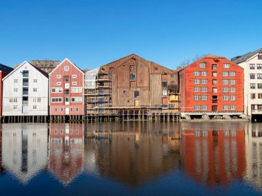 Norveç 'in Trondheim kentindeki Nidelva Nehri kıyısındaki geleneksel evler