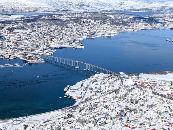 Uitzicht op de brug naar het eiland Tromso, Noorwegen, van bovenaf — Stockfoto