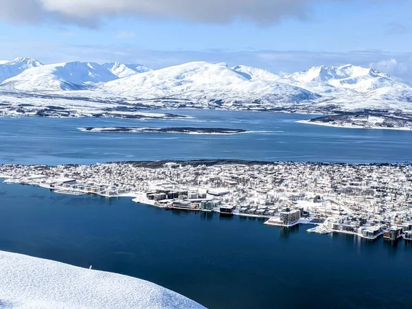 Uitzicht op het eiland Tromso, Noorwegen, van bovenaf — Stockfoto