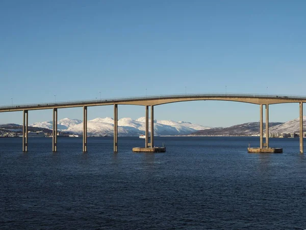 Híd a tenger felett Tromso szigetére, Norvégia — Stock Fotó