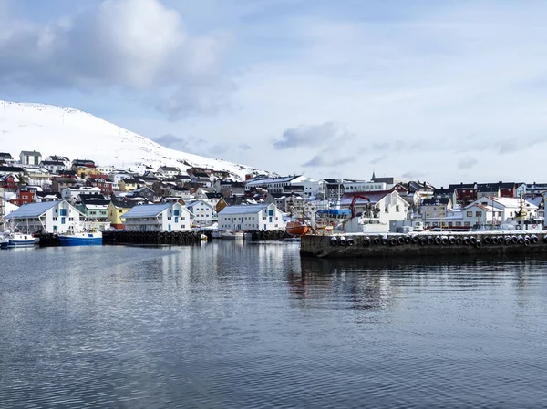 Honningsvag, Noorwegen, in de winter met besneeuwde bergen — Stockfoto