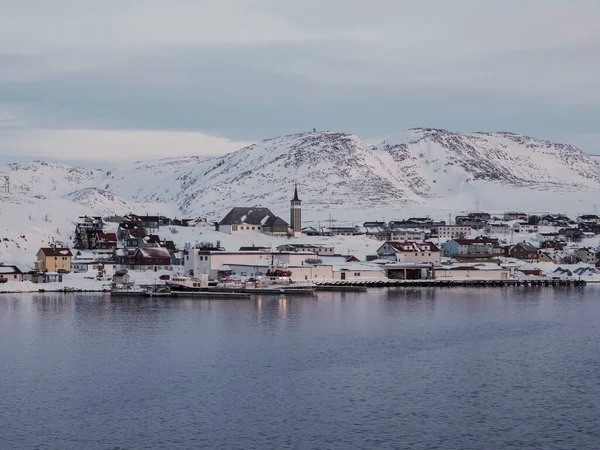 Mehamn dorp op het Vedvik schiereiland, Noorwegen, in de winter — Stockfoto