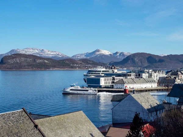 Uitzicht op de ferry terminal in Alesund, Noorwegen — Stockfoto