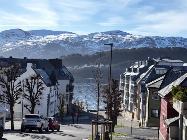 Uitzicht op een straat naar de zee bij Alesund, Noorwegen — Stockfoto