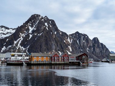 Binalar ve kayalık kıyı Svolvaer, Lofoten Adaları, Norveç