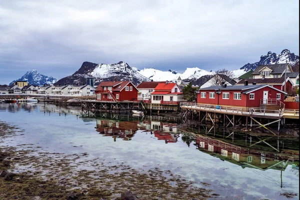 Traditionele gebouwen in Svolvaer, Lofoten, Noorwegen — Stockfoto