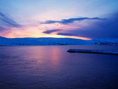 Norveç, Mehamn 'da denizin üzerinde güzel bir gün batımı