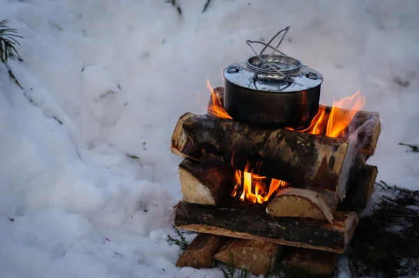 Campfire nella neve — Foto Stock