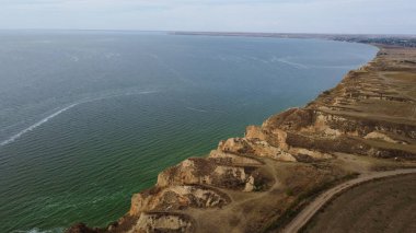 Dinyeper nehri yakınlarındaki kil dağların, kayaların ve tepelerin hava manzarası. Stanislav, Büyük Kanyon