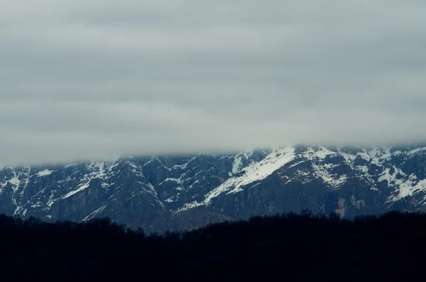 Bulutlar tarafından kaplı dağ